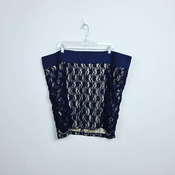 Torrid Floral Pencil Skirt. Tan & Black 28#023 - Picture 2 of 12